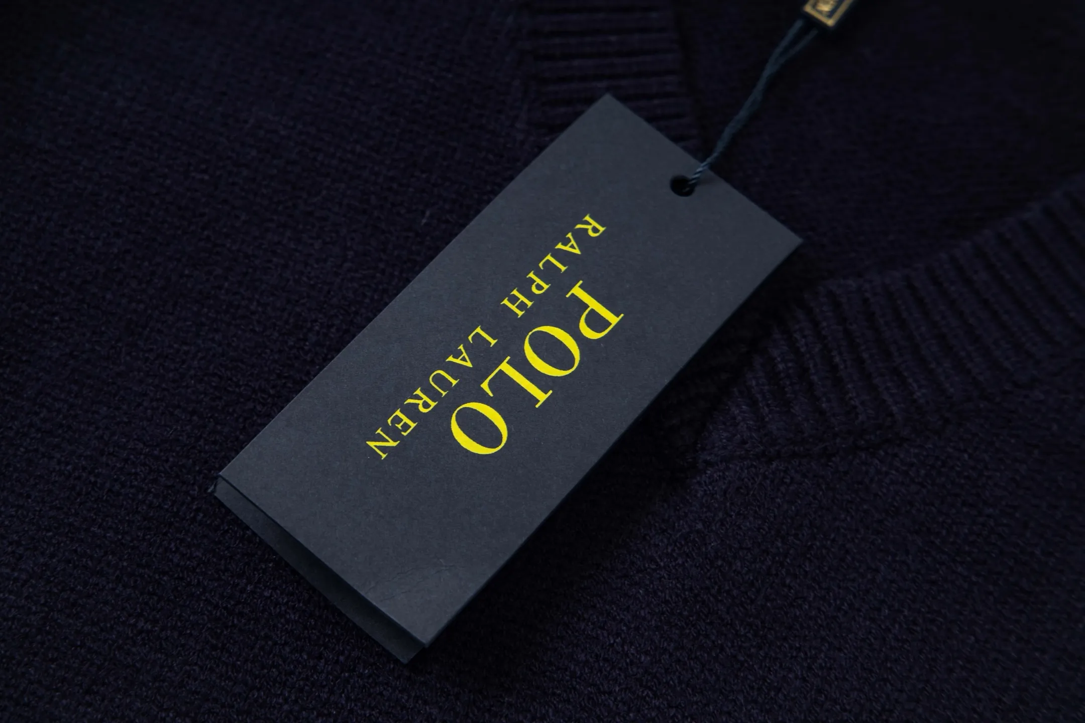 P210 Style number: Y197 Ralph Lauren men's crew neck sweater men's hemp flower original collar sweater. The version is really good-looking. It can be worn alone or as a jacket to be worn inside or outside. The upper body shows personal fashion charm. Four colors are available. The same style for men and women. A must-see item for new summer products. Tag, hanging grain, washed, packaging bag, full set of accessories. Very good appearance. Super exquisite workmanship. Size: S-XL